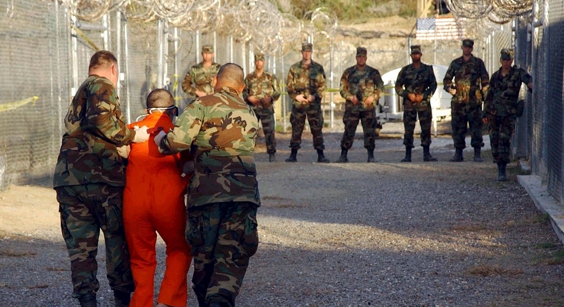 البنتاغون يرحل معتقلا من غوانتانامو للجزائر بعد 20 عاماً