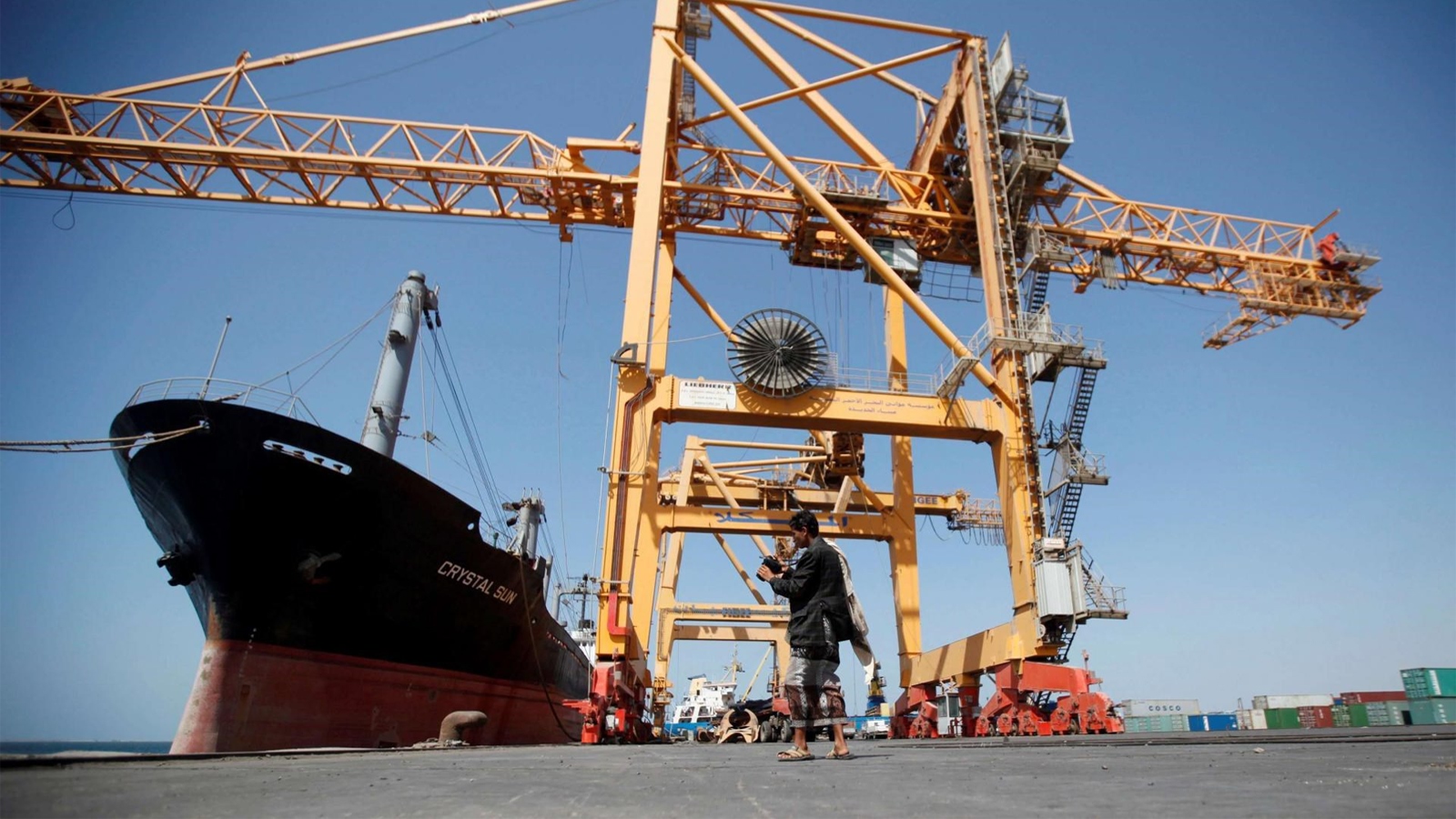 في إطار الهدنة...دخول سفينتي وقود إلى ميناء الحديدة