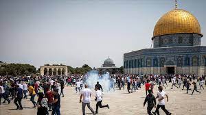 إصابات خلال مواجهات بين الفلسطينيين والشرطة الإسرائيلية في المسجد الأقصى