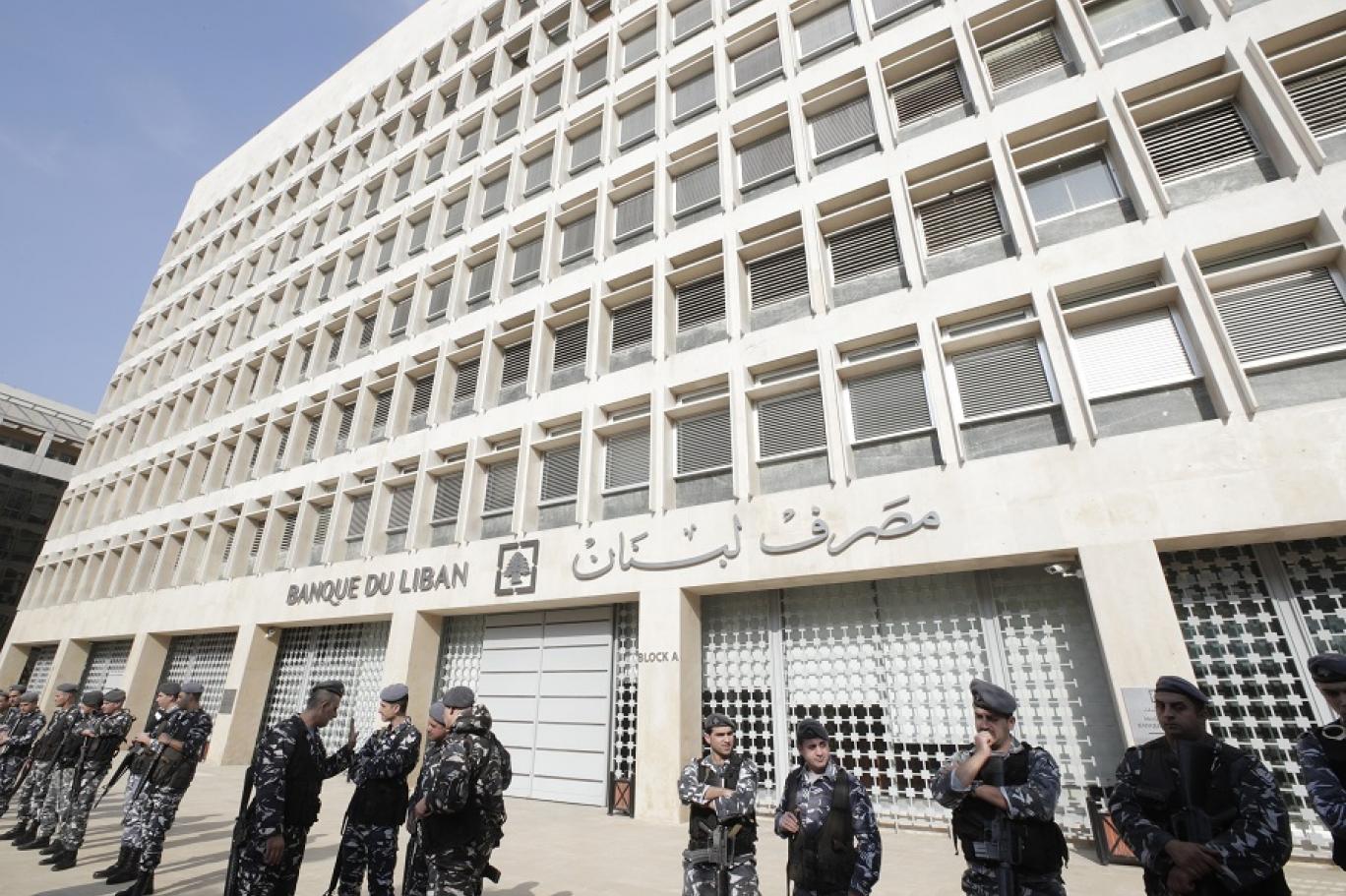 مصرف لبنان المركزي يمدد بيع الدولار دون سقف للبنوك حتى نهاية يوليو