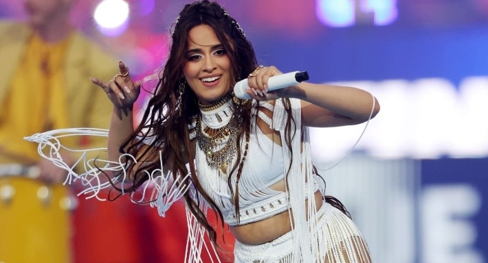 مغنية حفل نهائي "أبطال أوروبا" تهاجم جماهير كرة القدم