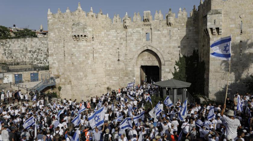 عشرات آلاف الإسرائيليين يثيرون التوترات في «مسيرة الأعلام» بالقدس