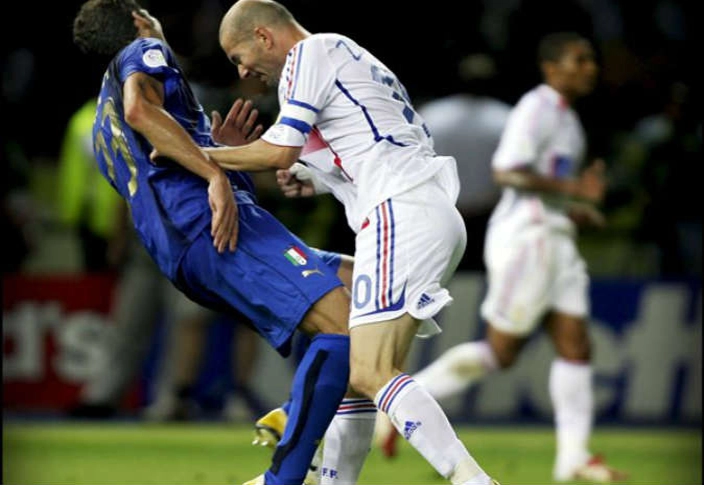 بعد 15 سنة.. ماذا علّق زيدان على "نطحته" التاريخية