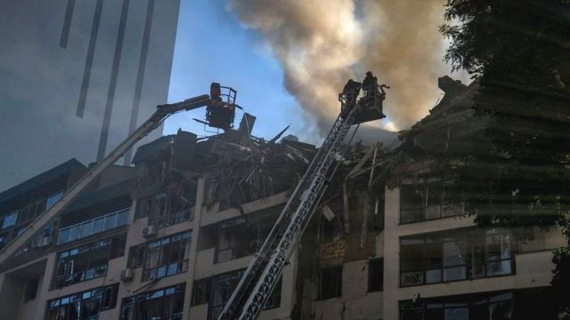 روسيا: "صاروخ أوكراني" هو ما استهدف المبنى السكني في كييف