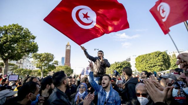 الشارع التونسي يناقش مشروع الدستور.. "زمن الإخوان" والحريات