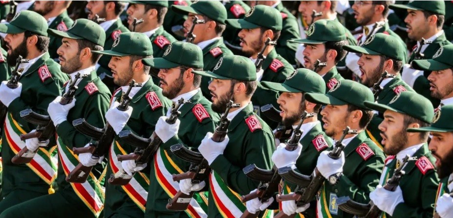 الحرس الثوري الإيراني يحتجز دبلوماسيا بريطانيا رفيعا