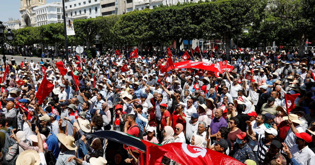 أحزاب سياسية ترحب بدستور تونس الجديد