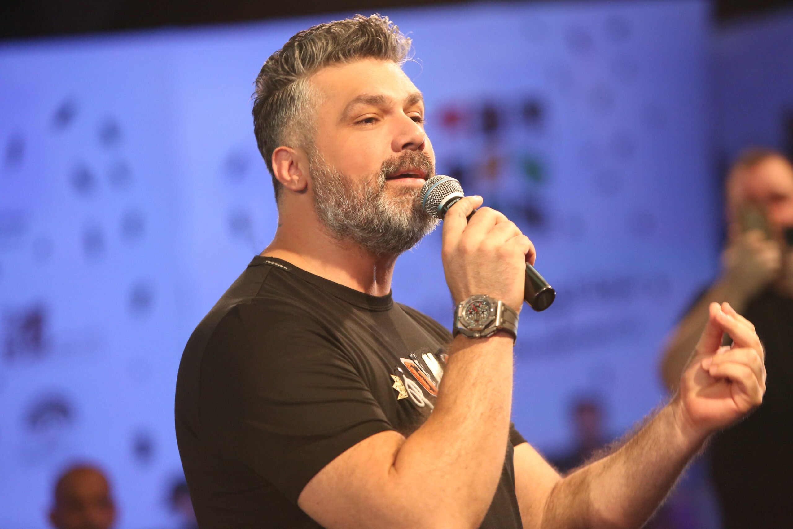 فارس كرم يُرزَق بمولوده الثاني وهو في المكسيك