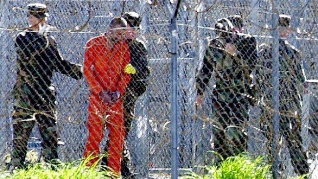 باكستان تتسلم أقدم معتقل في غوانتانامو بعد الإفراج عنه