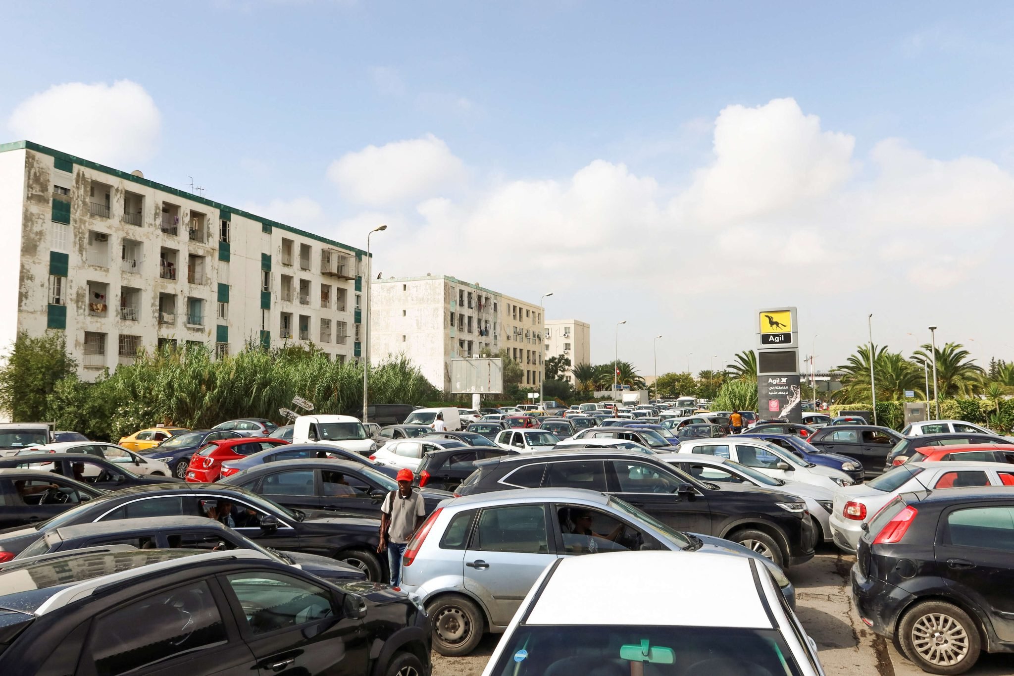 تونس: الطوابير الطويلة في محطات البنزين تثير الغضب والإحباط