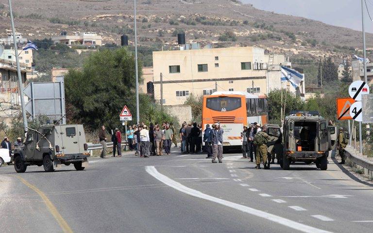 مستوطنون يغلقون طرقا ويعتدون على مركبات فلسطينيين بالضفة