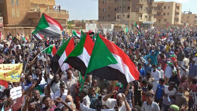 قطع خدمات الإنترنت في السودان قبل احتجاجات في ذكرى الانقلاب
