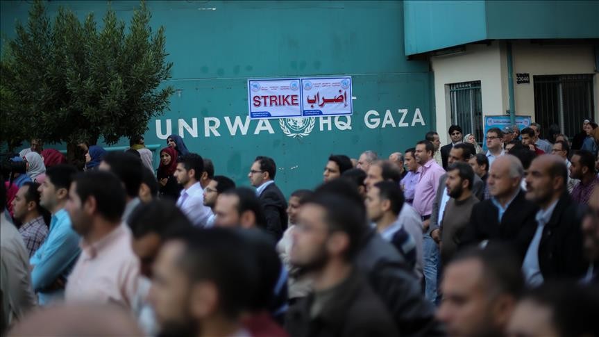 موظفو “الأونروا” يخوضون إضرابا تحذيريا.. والمفوض العام: 90% من اللاجئين يعيشون تحت خط الفقر