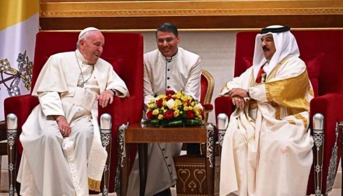 البابا يدعو من البحرين إلى الحوار في مواجهة منطق “الكتل المتعارضة”