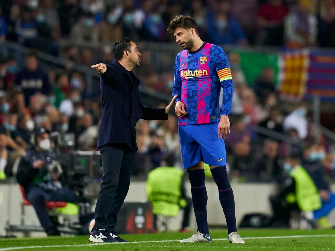 تشافي بعد تلقيه 25 سؤالا عن اعتزال بيكيه: لا أعرف إن كنت عادلا معه أم لا