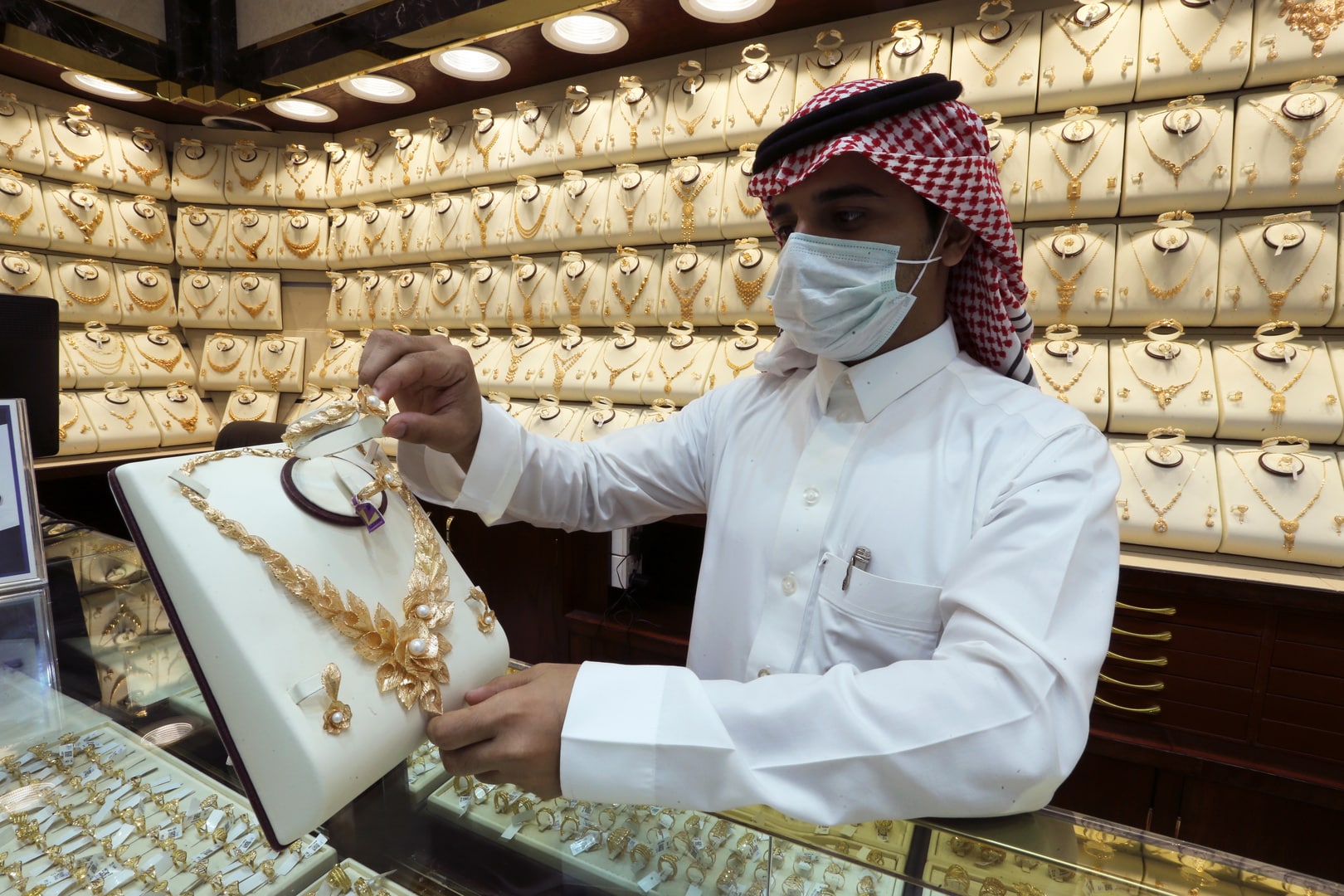 أسعار الذهب اليوم في السعودية تهبط بقوة.. هل اقترب وقت الشراء؟